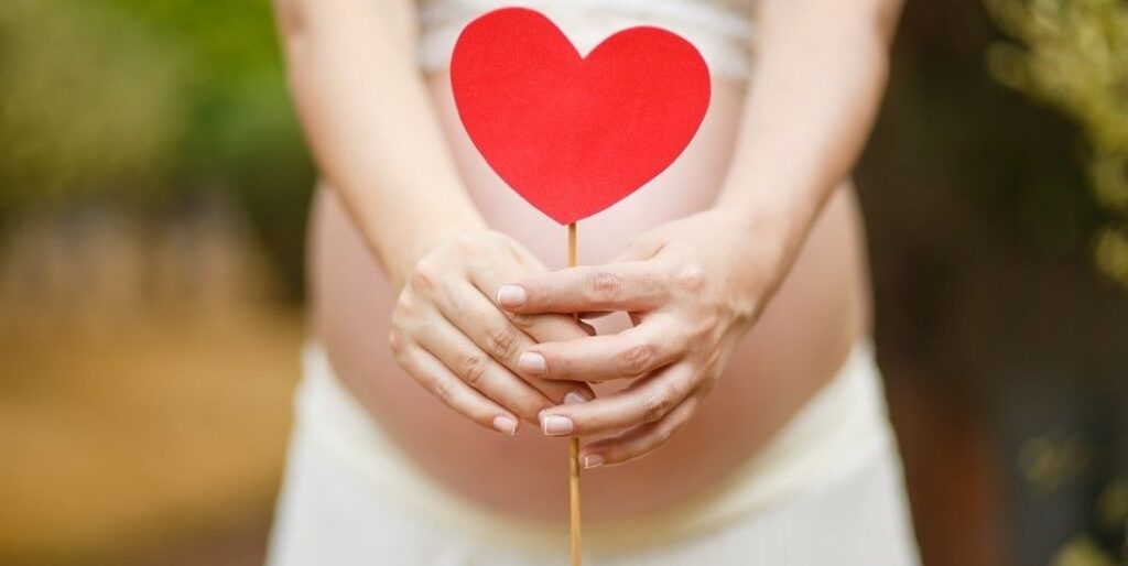 pregnant woman with heart