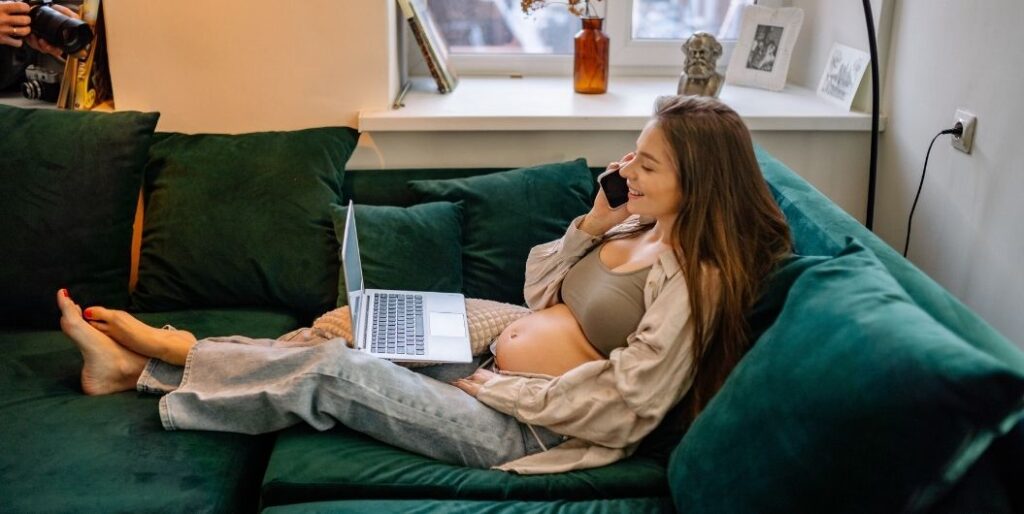 pregnant woman with a laptop