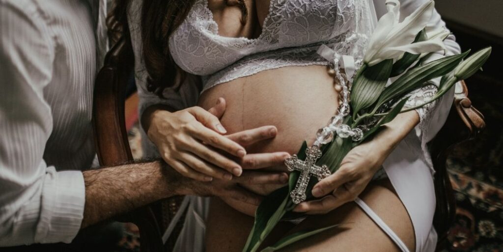 pregnant woman with bouquet