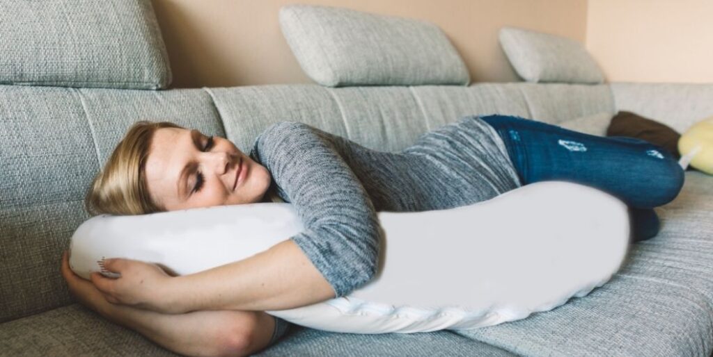 pregnant woman using pregnancy pillow